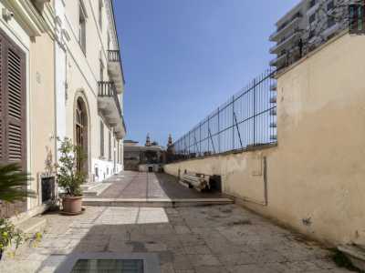 Raggiungiamo quindi la sommit� per ritrovarci su un�ampia terrazza rettangolare...